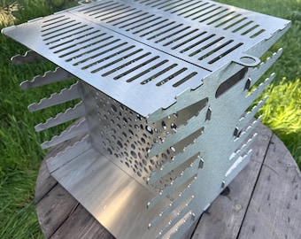Vertikales Grillen! Barbeque-Grill ! Holzgrill. Holzkohlegrill. Ein Platz für ein Feuer.