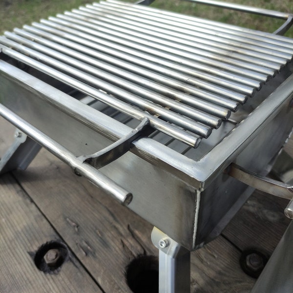 Mini charcoal grill! Barbecue with grates! Tabletop hibachi grill with lid! The brazier is on fire!