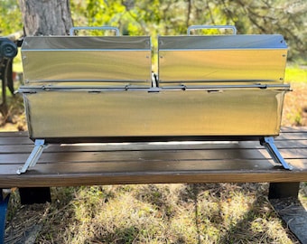 Grote hibachi-grill. Barbecue gemaakt van roestvrij staal. Plancha. Houtskoolgrill. Mangal. Barbecueën.