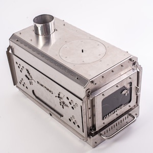 Puede incluir: Una estufa de leña de acero inoxidable con una puerta de vidrio y el logotipo de CampTour. La estufa tiene una chimenea y una manija en el lateral.