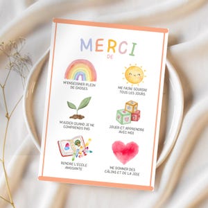 Może przedstawiać: Kolorowa karta ze słowem "MERCI" na górze, z ilustracjami tęczy, słońca, rośliny, klocków, książki i serca. Karta ma tekst w języku francuskim, z brzoskwiniową obwódką i jest umieszczona na białym talerzu.