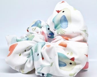 Coletero grande con estampado de pájaros blancos, azul y rosa, bonito y esponjoso, ideal para moños femeninos.