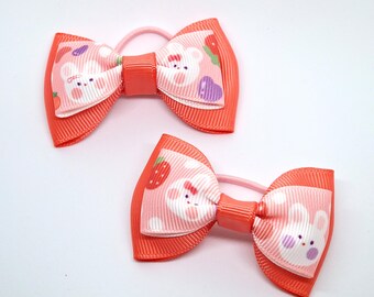 Set van 2 konijntjes aardbei haarstrik bobbels roze paashaarelastiekjes schattige lente haaraccessoires meisjes kinderen peuter babystrikken handgemaakt VK
