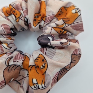 Brown Cat Print Scrunchie – Fluffy Hair Tie for Cat Lovers – Bold Animal Pattern – Gift for Her – Cute Quirky Hair Accessory