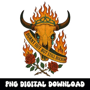 Crâne de taureau flamboyant de reconstitution historique de Western « brûlé mais toujours buckin » graphique png téléchargement numérique instantané pour sublimation de tshirt ou dtf