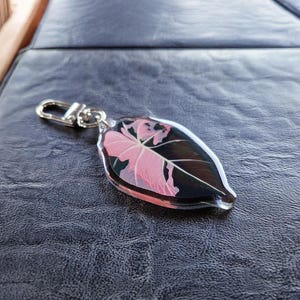 Roze alocasia-hars sleutelhanger en tasbedel | Handgemaakt plantendecor | Cadeau voor plantenliefhebber