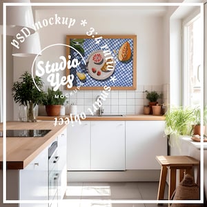 Könnte beinhalten: Eine gerahmte Illustration eines Tellers mit Obst auf einer blau-weiß karierten Tischdecke. Das Obst umfasst eine Grapefruit, Erdbeeren und eine Melonenscheibe. Die Illustration hängt an einer weißen gekachelten Wand in einer Küche.