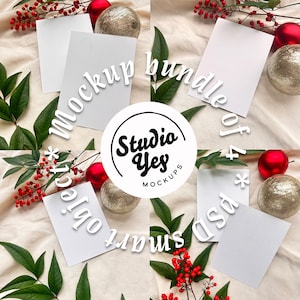 Könnte beinhalten: Ein Satz von vier leeren weißen Karten mit einem festlichen Weihnachtsmotiv. Die Karten sind von roten Beeren, grünen Blättern und goldenen Ornamenten umgeben. Der Text "Studio Yes Mockups" und "Smart Object* Mockup bundle of 4* PSD" ist auf dem Bild zu sehen.