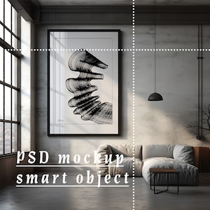 Può includere: Una stampa di arte astratta in bianco e nero in una cornice nera appesa a un muro grigio sopra un divano grigio in un soggiorno moderno.