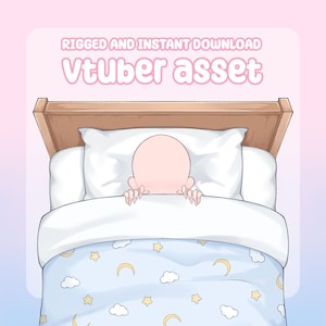 Puede incluir: Una ilustración digital de la cabeza y las manos de un personaje asomándose sobre una funda nórdica blanca con un patrón azul claro de lunas crecientes amarillas, estrellas y nubes blancas. El personaje descansa sobre una almohada.