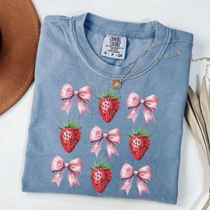 Comfort Colors® Erdbeer-Shirt, Erdbeer-Festival-Shirt, Coquette-Erdbeer-Design-Shirt, Sommer-Erdbeer-T-Shirt aus 100% Baumwolle