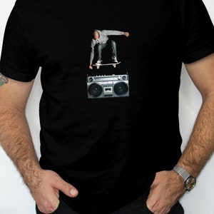 T-shirt con grafica Boom Box Skater, classica maglietta unisex a maniche corte in jersey, morbido cotone, vestibilità perfetta, maglietta per skateboarder