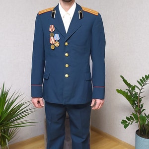 ソビエト軍服、赤いパイピングのキャップとメダル 2 個の将校