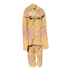 Op de afbeelding: Een beige camouflagepak met een capuchon en roze bladerenpatronen. Het pak is gemaakt van een lichtgewicht stof en heeft een trekkoord in de taille.
