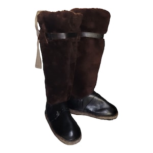 Botas altas de invierno marrones, forradas de piel y con suela de fieltro, estilo vintage para clima frío.