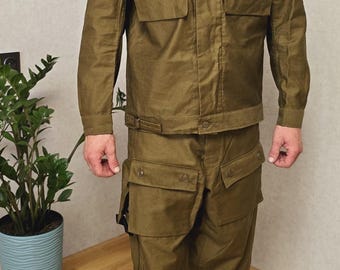 Conjunto de traje vintage color oliva, chaqueta y pantalón cargo, atuendo utilitario clásico.