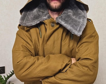 Vintage winterjas met bontkraag en capuchon, warme bovenkleding uit de oudheid