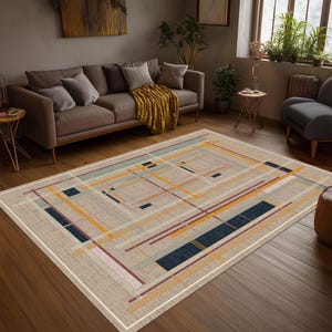 Könnte beinhalten: Ein rechteckiger Teppich mit beigefarbenem Grund und einem geometrischen Muster aus sich kreuzenden Linien in Senfgelb, Marineblau, Hellgrau und zartem Rosa, das ein strukturiertes Gitterdesign über die gesamte Oberfläche des Teppichs bildet.