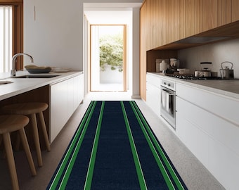 Puede incluir: Una alfombra de pasillo rectangular larga con una base de color azul marino profundo, que presenta rayas verticales prominentes en verde brillante y líneas blancas delgadas a lo largo de toda la pieza, creando un patrón lineal audaz y simétrico.