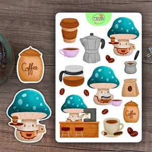 Op de afbeelding: Een vel stickers met illustraties van paddenstoelen die koffieshopkleding dragen. De stickers bevatten een paddenstoel-barista, een paddenstoel die een kopje koffie vasthoudt, een paddenstoel die een koffiekan vasthoudt en een paddenstoel die een koffiepot vasthoudt. De stickers zijn op een witte achtergrond met bruine koffiebonen en een bruin koffiekopje.