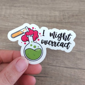 autocollant scientifique drôle autocollant en vinyle de laboratoire scientifique Je pourrais réagir de manière excessive autocollant d’ordinateur portable bouteille d’eau laboratoire de biologie citation autocollant une pièce