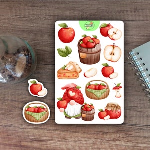 Op de afbeelding: Een vel stickers met een gnome, appels, appeltaart en appelmanden. De stickers zijn geïllustreerd in aquarelstijl met een speelse uitstraling.