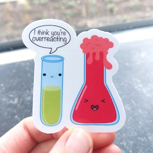 Puede incluir: Una pegatina con dos vasos de precipitados de dibujos animados, uno rojo y otro verde, con un bocadillo que dice "Creo que estás exagerando".