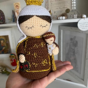 Nuestra Señora del Carmen Amigurumi / Muñeca Mariana de Crochet Hecha a Mano / Decoración Católica / Escapulario con Corazón y M / Regalo Religioso
