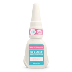 Może przedstawiać: Biała butelka kleju do paznokci z różową etykietą z napisem "15ml NAIL GLUE". Butelka jest oznaczona "PRETTYBASICGOODS NAIL GLUE EXTREMELY STRONG STRENGTH" i zawiera tekst "Szybkoschnący Odporny na wodę i codzienne zużycie Do tipsów, zdobień i paznokci doczepianych 15ML 0.5 FL.OZ".