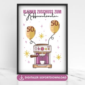 以下が含まれることがあります： コーヒーメーカーの漫画イラストが描かれたフレームプリント。 50の数字が入った2つの風船が機械の上に浮かんでいます。 上部には「Kleiner Zuschuss zum Kaffeeautomaten」というテキストがあります。 下部には「DIGITALER SOFORTDOWNLOAD」というテキストがあります。