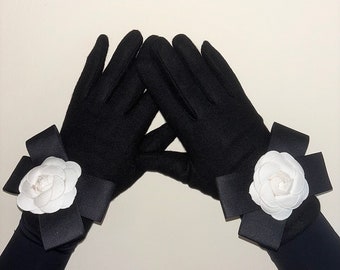 Black wool Gloves With White Rose