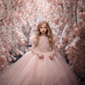 Peut inclure: Une jeune fille portant une longue robe en tulle rose avec des détails en dentelle se tient dans une arche de fleurs roses enneigées. La robe a des manches longues et un col haut. La fille a de longs cheveux blonds et regarde la caméra.