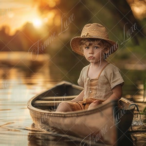 Pode incluir: Uma criança pequena usando um chapéu de palha senta-se em uma canoa de madeira em um lago tranquilo. O sol se põe ao fundo, lançando um brilho quente sobre a cena.