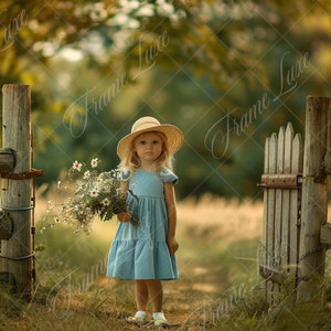 Könnte beinhalten: Ein junges Mädchen in einem blauen Kleid und einem Strohhut steht auf einem Feld mit einem Strauß weißer Blumen. Sie steht vor einem Holzzaun mit einem Tor.