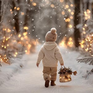 Op de afbeelding: Een jong kind in een witte gebreide muts en trui loopt over een besneeuwd bospad verlicht door twinkelende lichtjes. Het kind draagt een mand met een lantaarn erin.