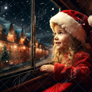 Op de afbeelding: Een kind met een rode kerstmuts en jas kijkt uit een treinraam naar een besneeuwd, verlicht dorp. De scène speelt zich 's nachts af, met vallende sneeuw en een kerstboom.