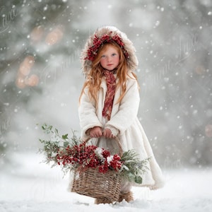 Peut inclure: Une jeune personne aux cheveux roux portant un manteau blanc et une capuche bordée de fourrure, tenant un panier en osier rempli de baies rouges et de verdure. La scène se déroule dans une forêt enneigée, avec des flocons de neige.