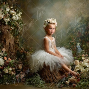 Könnte beinhalten: Ein junges Mädchen in einem weißen Tüllkleid und einem Blumenkranz sitzt auf einem Baumstumpf, umgeben von Blumen und Grün. Der Hintergrund ist eine weiche, malerische Landschaft mit gedämpften Farben.