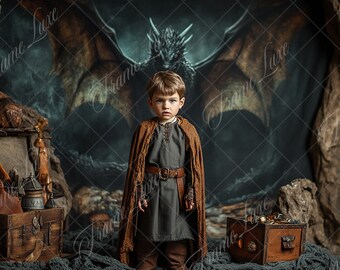Puede incluir: Un niño pequeño vestido con una capa marrón y una túnica gris se encuentra frente a un fondo verde oscuro con un gran dragón negro detrás de él. El niño mira a la cámara con una expresión seria.