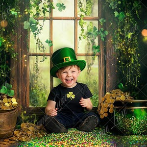 Può includere: Un bambino piccolo vestito da folletto siede davanti a una finestra con viti verdi. Il bambino indossa un cappello verde con una fibbia dorata, una camicia nera con un disegno di trifoglio e jeans. Ci sono vasi di monete d'oro su entrambi i lati del bambino.