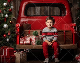Könnte beinhalten: Ein Kind sitzt lächelnd auf der Ladefläche eines roten Oldtimer-Trucks. Die Ladefläche ist mit verpackten Geschenken und Holzkisten gefüllt. Links steht ein Weihnachtsbaum mit Ornamenten und Lichtern. Die Szene erinnert an ein festliches Weihnachtsthema.