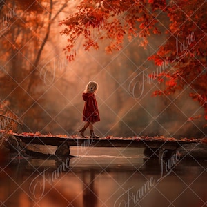 Può includere: Uno sfondo digitale che mostra un bambino con un cappotto rosso che cammina su un ponte di legno sopra un ruscello calmo. La scena è circondata da un vibrante fogliame autunnale con foglie arancioni e rosse, creando un'atmosfera calda e stagionale.