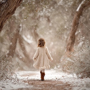 Peut inclure: Une jeune personne s'éloigne du spectateur sur un sentier enneigé à travers une forêt hivernale. La personne porte un manteau crème, des leggings blancs et des bottes marron. La neige tombe doucement, créant une atmosphère douce et rêveuse.