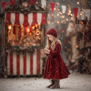 Könnte beinhalten: Eine junge Person in einem bordeauxroten Kleid und Hut steht in einer verschneiten Szene und hält einen kleinen Gegenstand. Dahinter befindet sich ein festlicher Stand mit rot-weißen Streifen und Lichterketten.