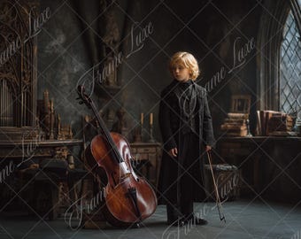Könnte beinhalten: Ein Kind in einem schwarzen Mantel steht neben einem Cello in einem schwach beleuchteten Raum. Das Cello ist braun mit einem geschwungenen Korpus. Der Raum hat einen gotischen Stil mit einem großen Fenster und verzierten Holzmöbeln.