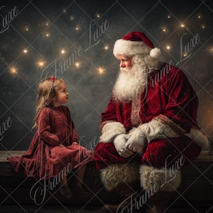 Puede incluir: Una niña con un vestido rojo mira a Papá Noel, que lleva un traje y gorro rojos con barba blanca. El fondo es oscuro con luces parpadeantes, y una linterna con velas está sobre una superficie de madera.