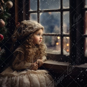 Peut inclure: Une jeune fille vêtue d'une robe blanche et d'un chapeau marron regarde par la fenêtre une scène enneigée. La fenêtre est éclairée par des lumières chaudes de l'autre côté, et des flocons de neige tombent dehors.