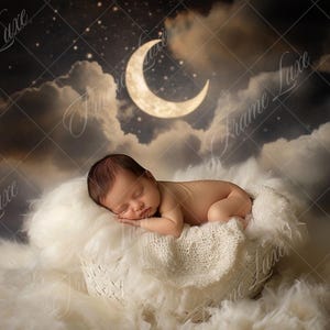 Pode incluir: Um recém-nascido dormindo pacificamente em uma cesta branca, rodeado de nuvens brancas e fofas. Uma lua crescente com estrelas é visível no fundo.