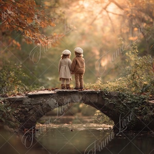 以下が含まれることがあります： 秋色の服と帽子を着た二人の子供が、穏やかな小川にかかる石橋の上に立っています。暖かい黄金色の太陽光が木々の間を通り抜ける森の中で、穏やかで懐かしい雰囲気を作り出しています。