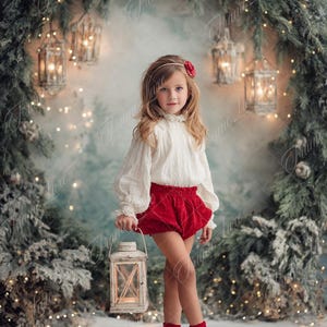 Peut inclure: Une jeune fille vêtue d'un chemisier blanc et d'un short rouge tient une lanterne. Elle porte des chaussettes rouges et des chaussures noires. L'arrière-plan présente une arche sur le thème de Noël avec des lumières et des lanternes.